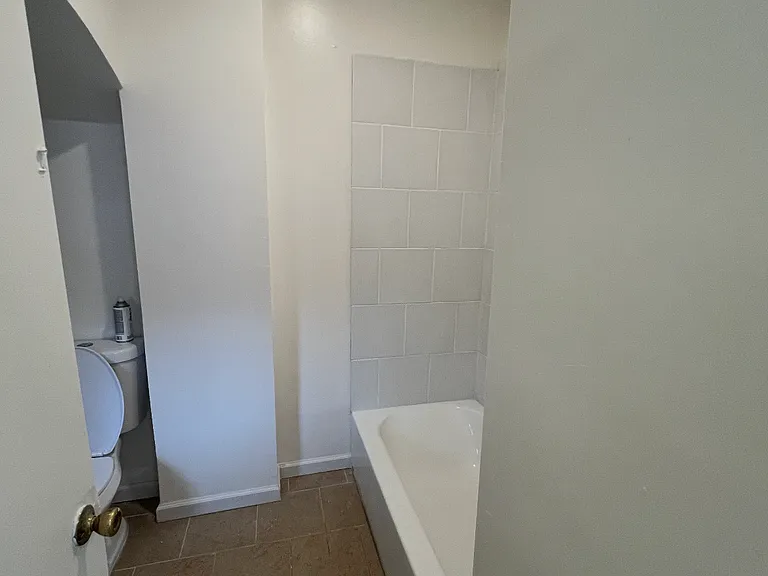 1122 W Tilghman St #1 — Photo 5