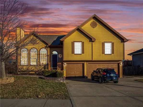 8643 N Mersington Ave, Kansas City, MO 64156