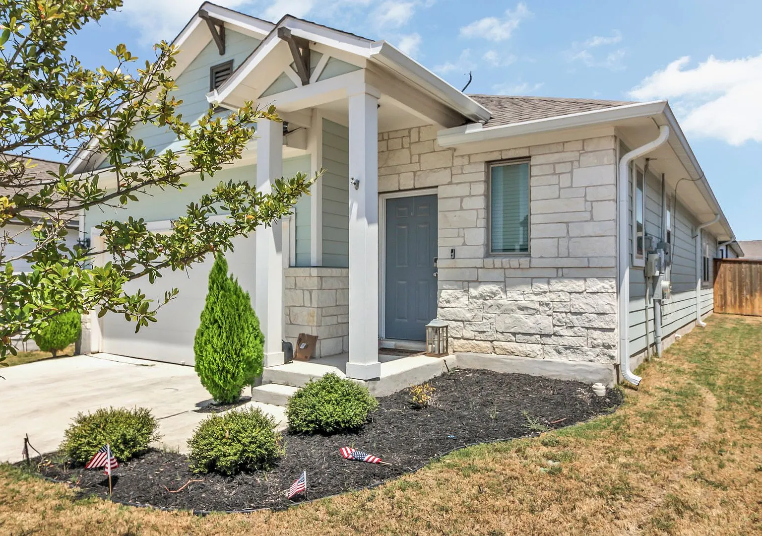 Stunning 3 bedroom, 2 bath home for lease! 112 Old Stagecoach Rd, Jarrell, TX — Photo 3