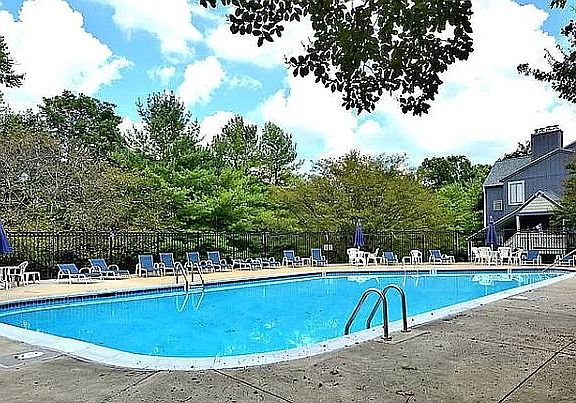 3rd image of 140 Windbrooke Cir #140
