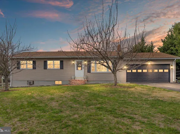 32 Cheerful Faye Dr, Inwood, WV 25428