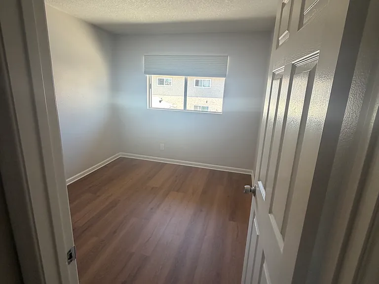 1025 4th Ave #18 — Photo 12