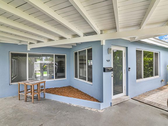 2nd image of 909 SE 16th Pl