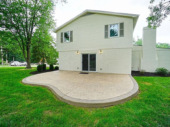 3rd image of 10430 Londonderry Ct