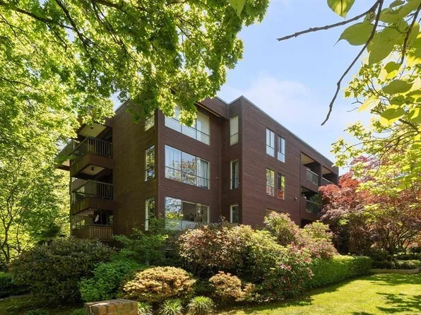 2920 Ash St #401, Vancouver, BC V5Z 4A6