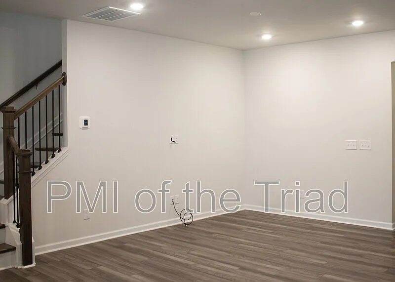 3 bed, 2.5 bath, 1558 sqft, $2,000 — Photo 3