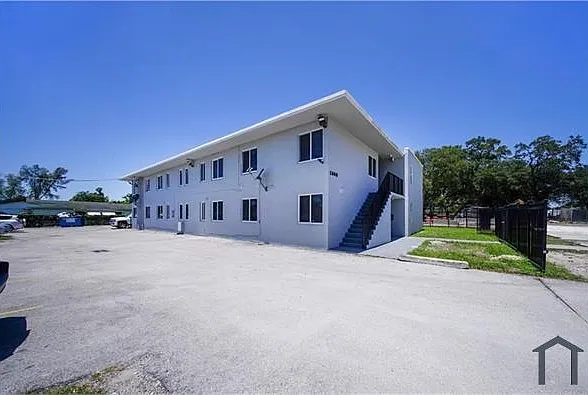 1000 NW 95th Ter — Photo 7