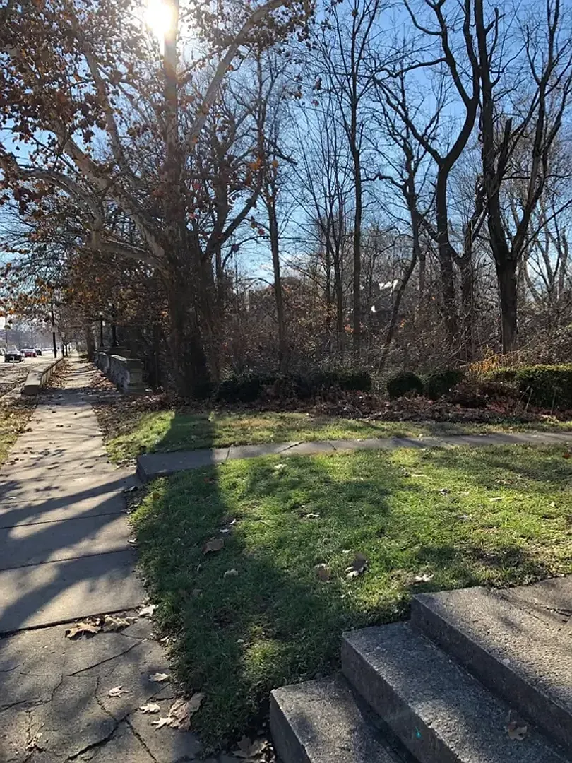 2063 Summit St — Photo 2