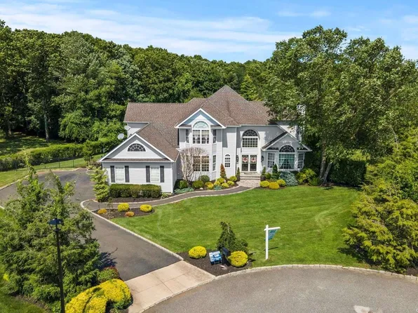 5 Bayberry Court, Miller Place, NY 11764