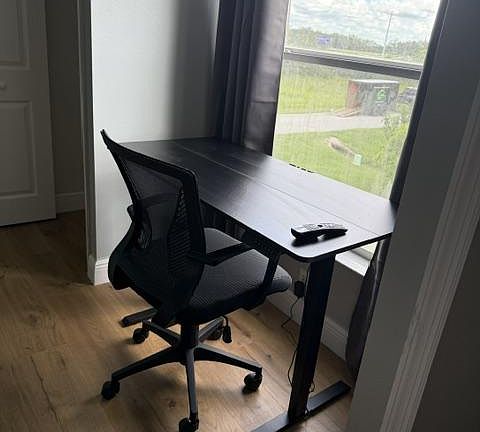 Room 1 electric standing desk with ergonomic chair