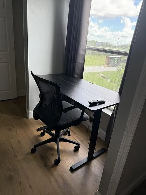 Room 1 electric standing desk with ergonomic chair - Tarrega St