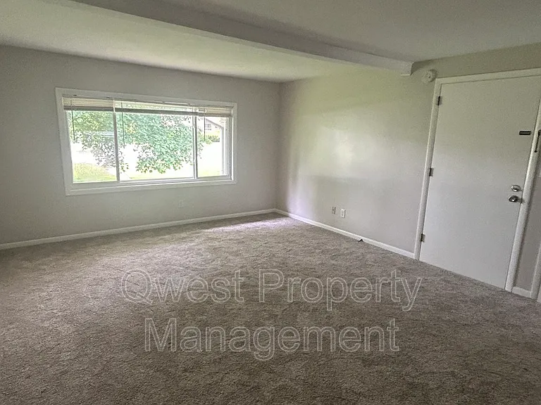 405 E Woodlawn Ave #7 — Photo 8