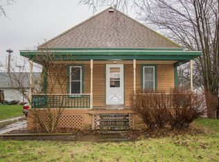 121 E Linn St, Coggon, IA 52218