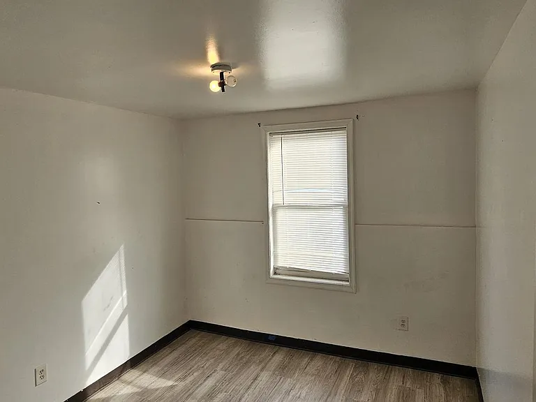 402 W Green St — Photo 10