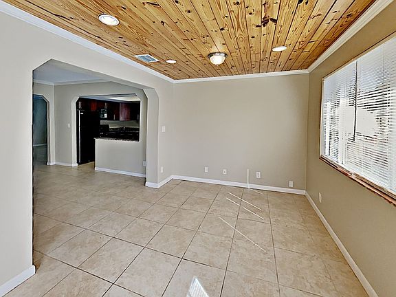 4th image of 813 NW 9th Ave