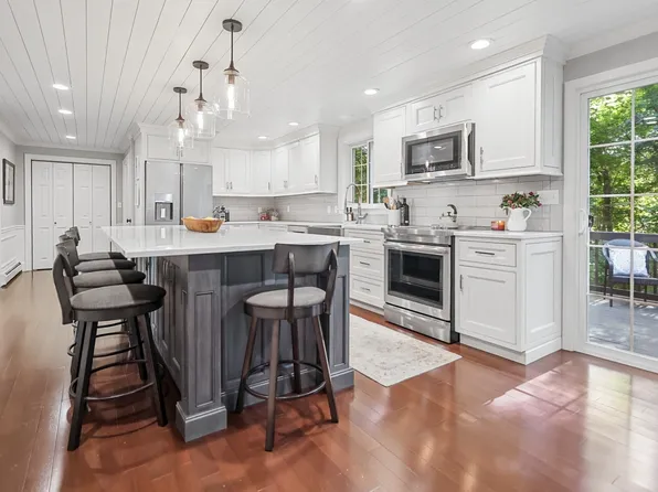 2 Holly Ln, Haverhill, MA 01835