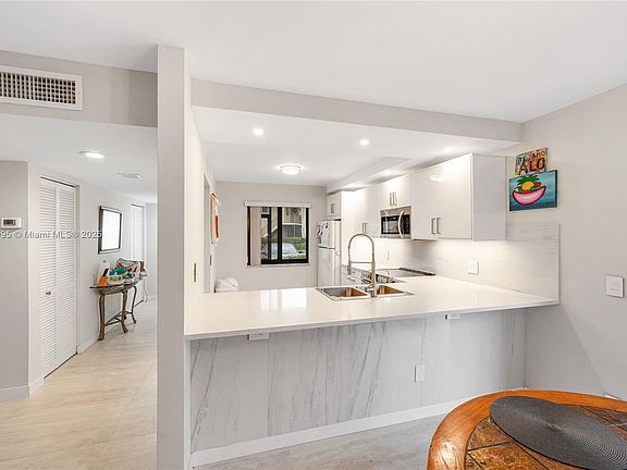 5th image of 374 Lakeview Dr APT 101