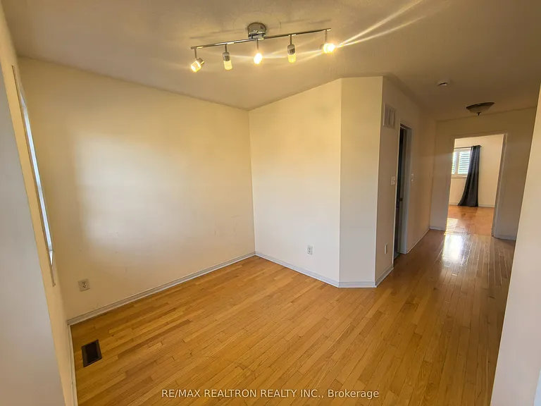 18 Nantucket Dr #MAIN 2ND FLOOR — Photo 20