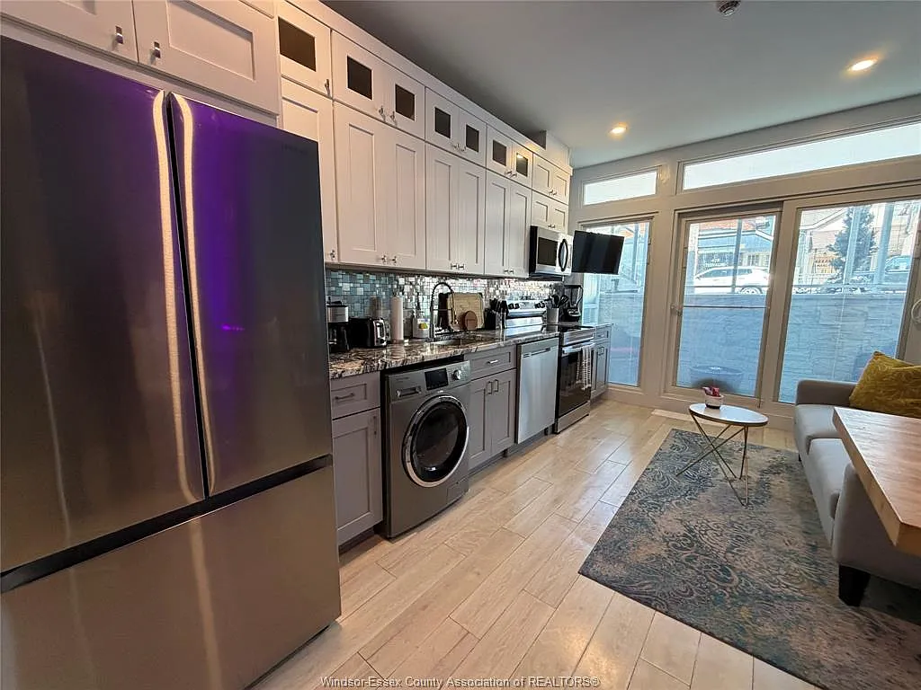 Photo 2 of 9 - 477 Pelissier St #2 - Windsor, ON Building Photo - 477 Pelissier St #2