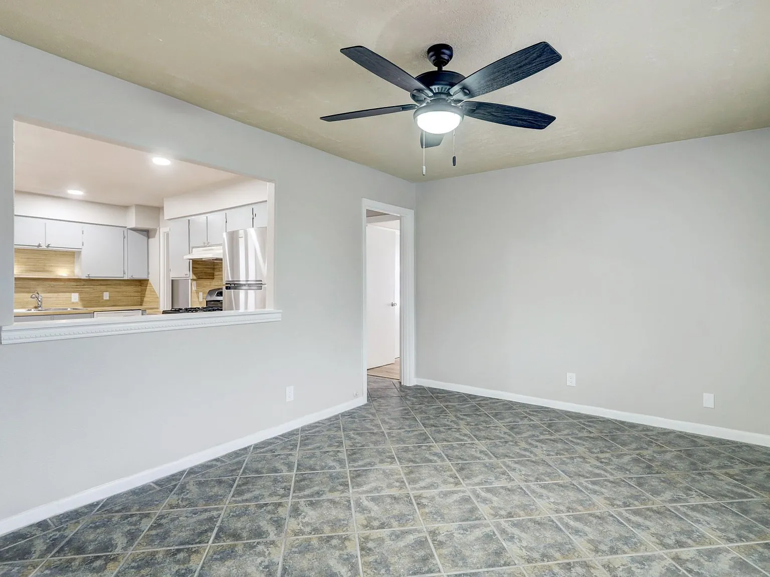 3 bed, 1.0 bath, 1030 sqft, $1,575 — Photo 3