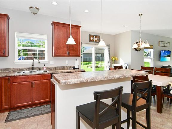 3rd image of 1772 Devonshire Ave