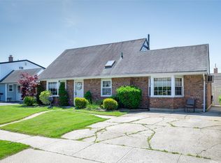 98 Blue Spruce Rd, Levittown, NY 11756