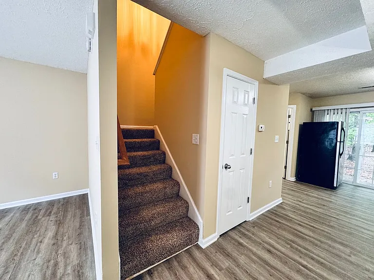 802 Middle St — Photo 3