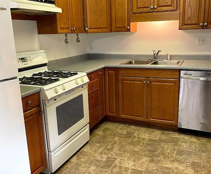 205 SE Elmhurst Ave — Photo 2