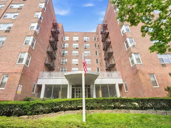 629 Kappock Street image 1 of 13
