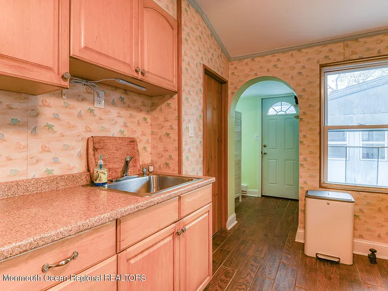 819 Dunlewy St — Photo 16