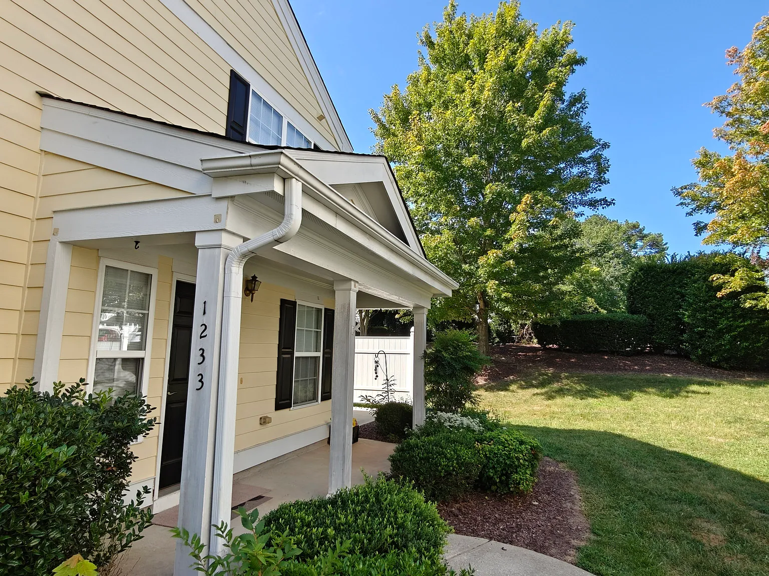 3 bed, 2.5 bath, 1894 sqft, $1,795 — Photo 1