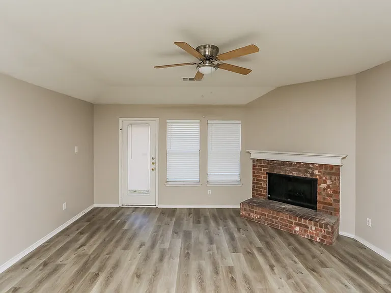 1303 Coronado Ln — Photo 3
