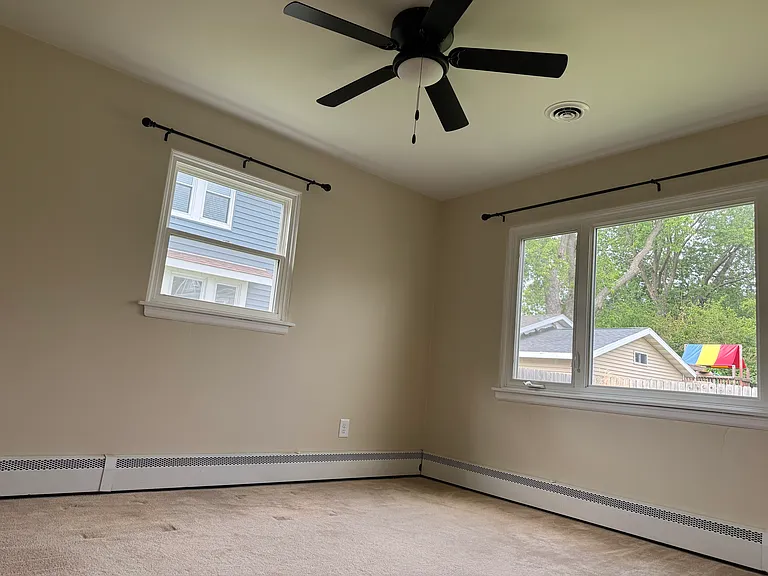 212 N Ottawa Ave — Photo 2