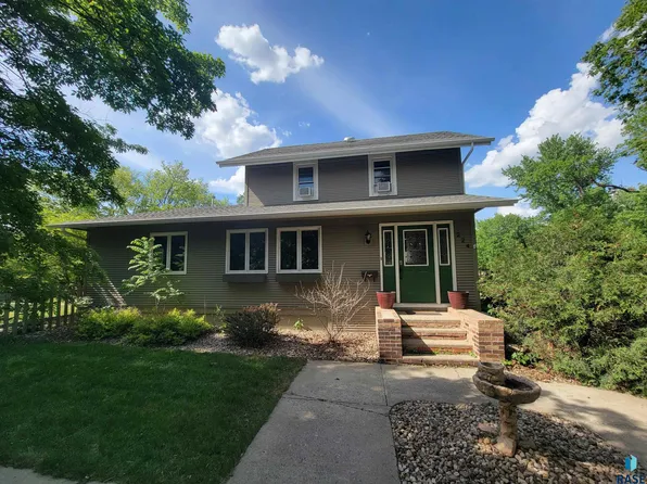 224 NE 5th St, Madison, SD 57042