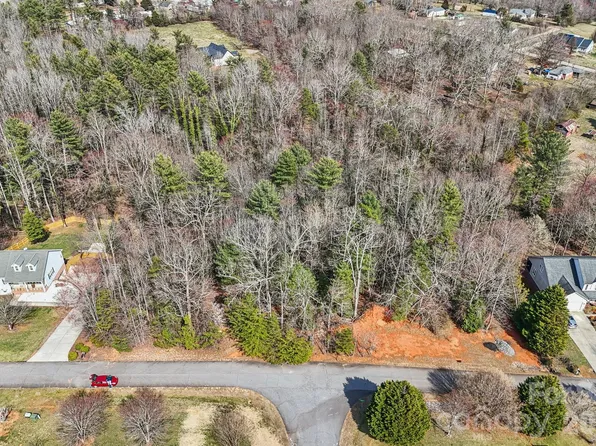 1046 Julius Ct, Lenoir, NC 28645