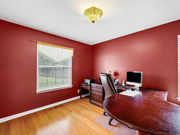 5th image of 209 N Brookfield Dr