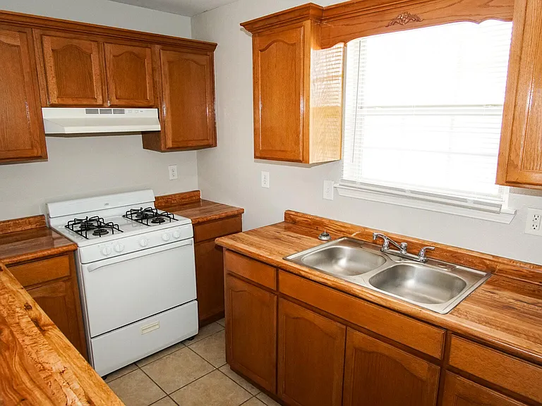 216 S Schutz Dr #10 — Photo 4