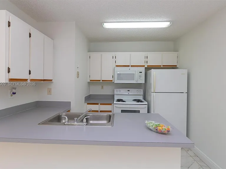 18304 NW 68th Ave #L — Photo 4