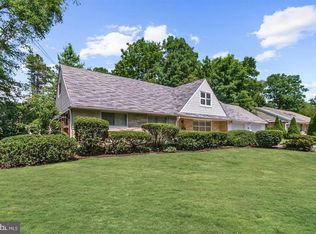 18 Circle Dr, Moorestown, NJ 08057