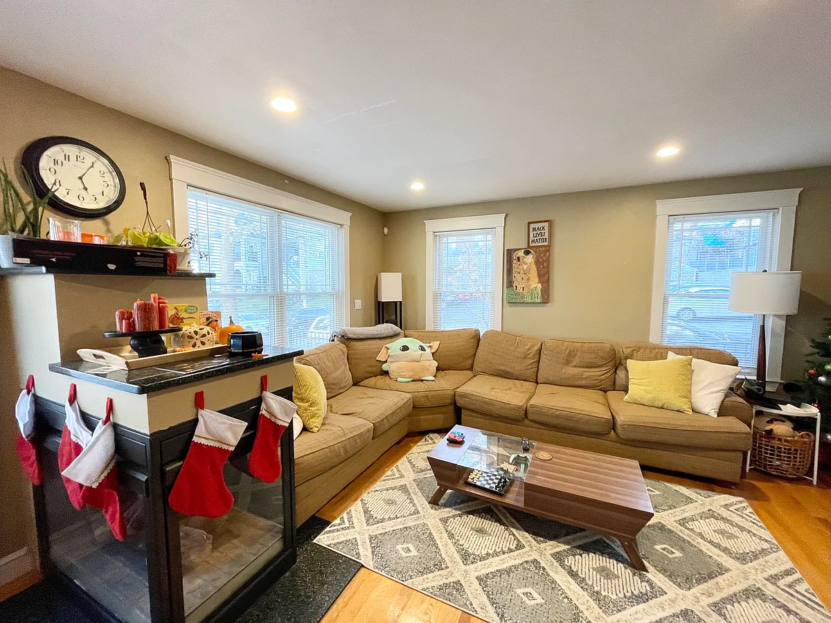 Building Photo - 23 Iroquois St #1