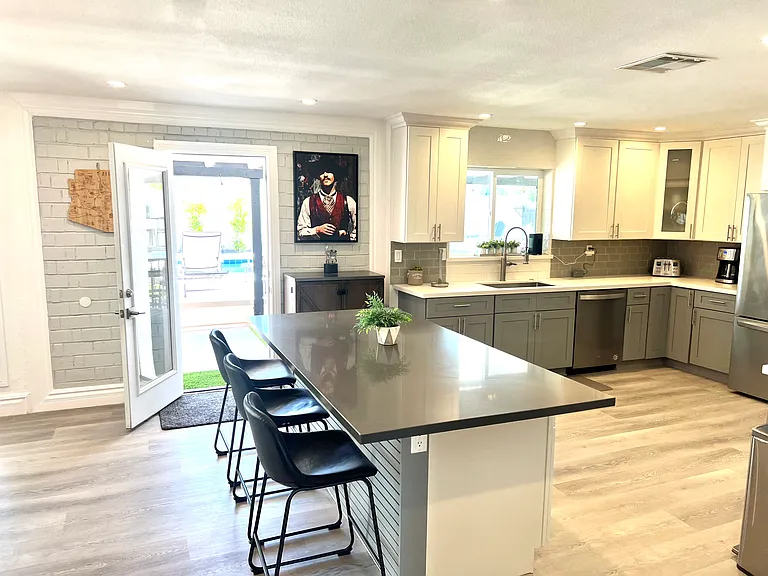 8201 E Mitchell Dr — Photo 16