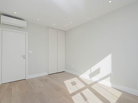 5th image of 40 Oceana Dr W #9