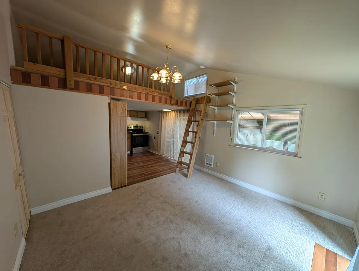 Building Photo - 6491 SE Mile Hill Dr