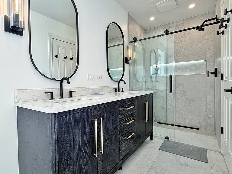 2427 W Grenshaw St #2 — Photo 12