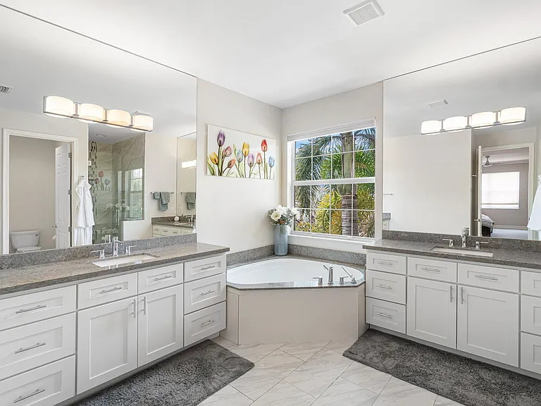 8300 Calabria Lakes Dr — Photo 27