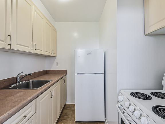 5th image of 445 Eglinton Ave E #1338797