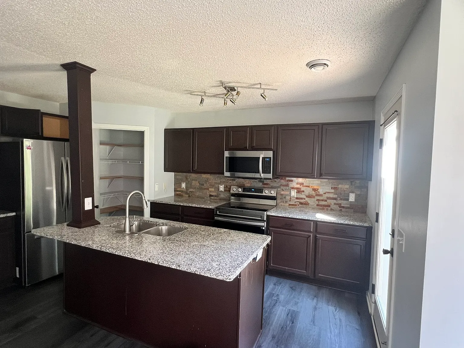 3 bed, 2.5 bath, 1600 sqft, $2,300 — Photo 4