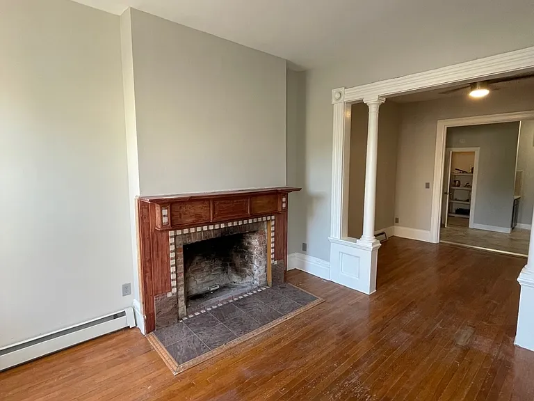 Living Room
Decorative, NON-Working Fireplace