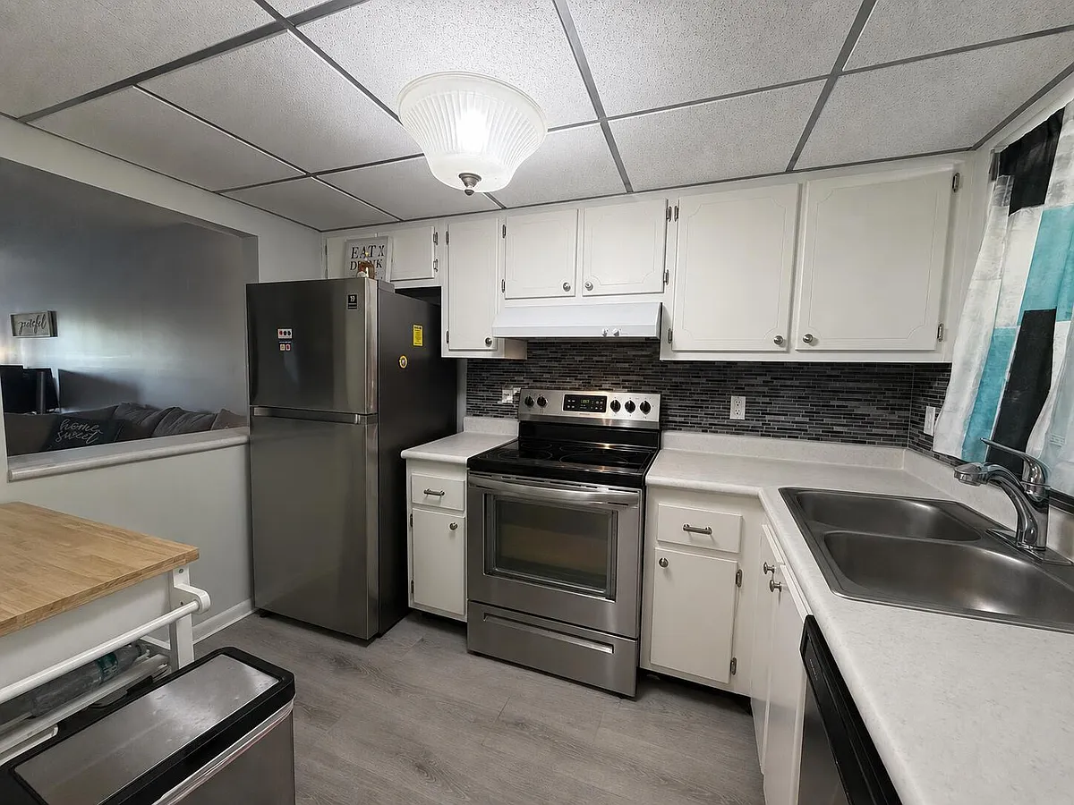 Building Photo - 1630 Embassy Dr #311
