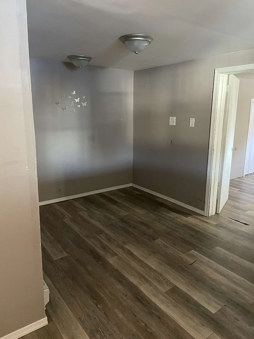 125 E Mill St — Photo 3
